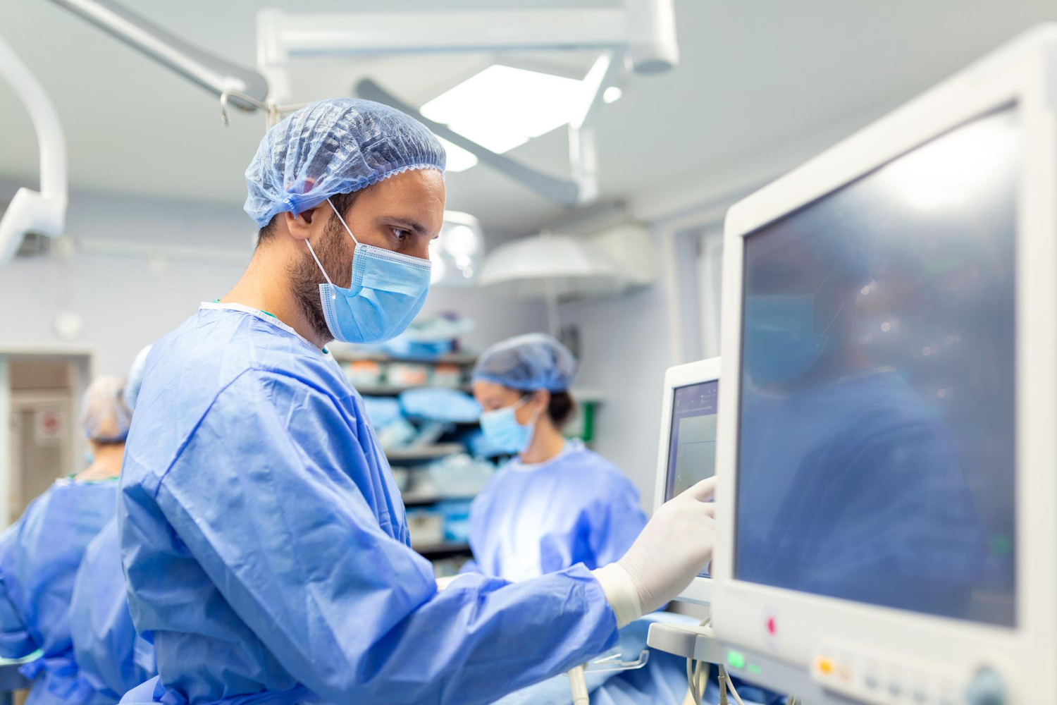 Surgeons in operating room supported by secure and compliant healthcare technology